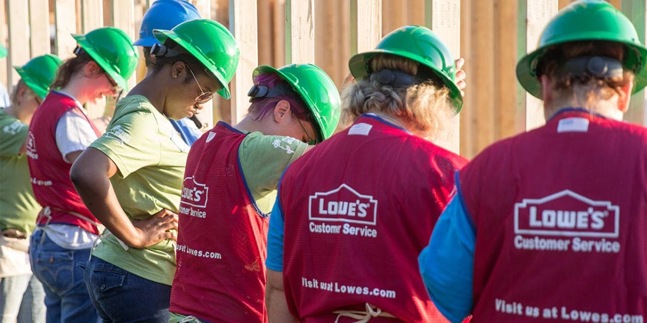 Lowe's volunteers at Habitat for Humanity